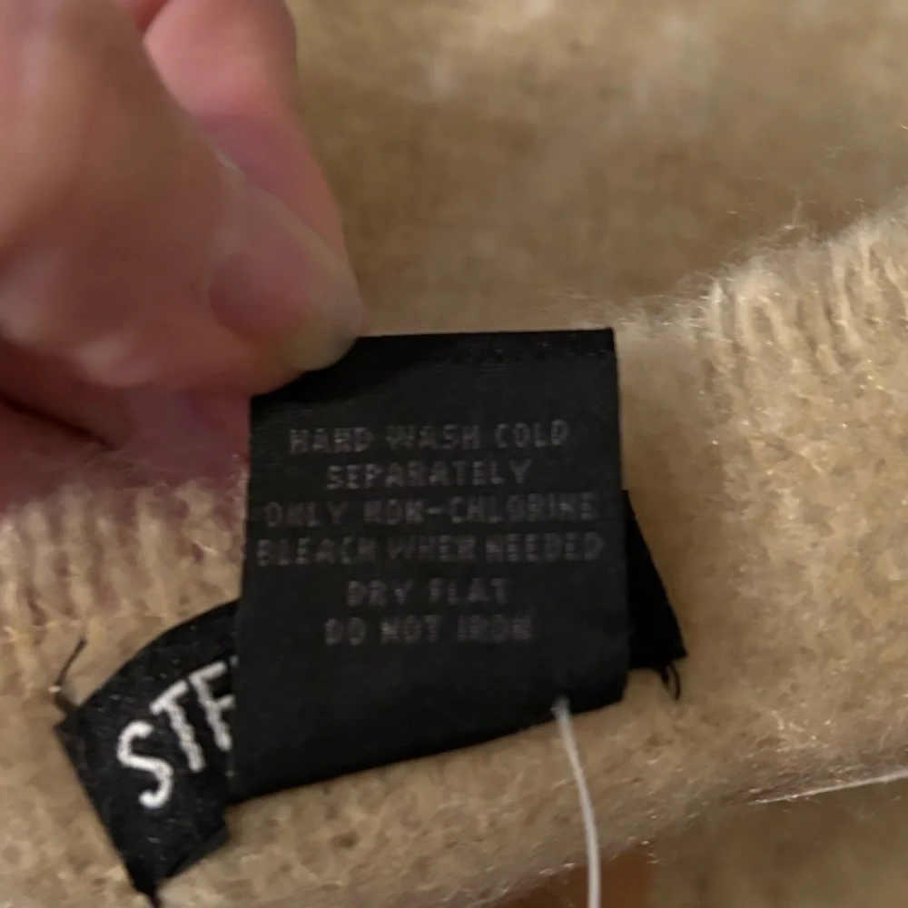 21” wide X 6’ long. Brand new with tags Steve Madden Shaw‎ super soft.